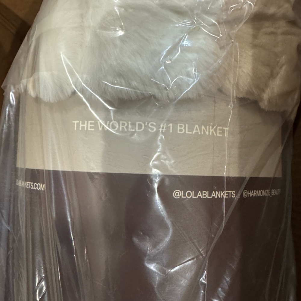 Lola Blankets Faux Fur Blanket/Latte Check/Size L/NEW! NIB! SEALED! Beautiful!!! - Picture 5 of 16